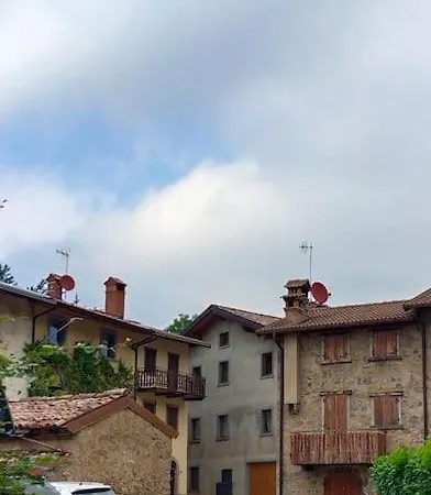Con La Vista Oltre il Colle