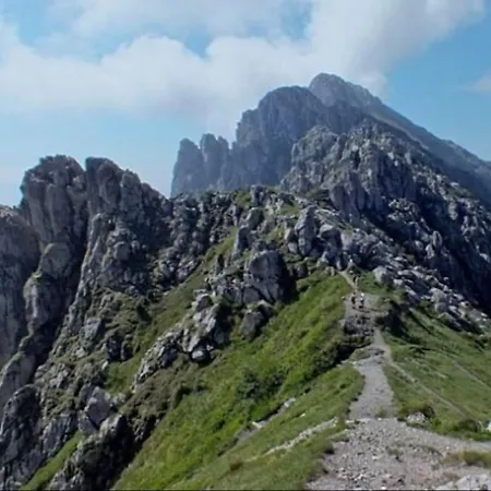 Con La Vista Oltre il Colle